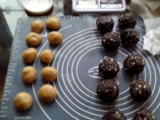 5、五仁月饼,将饼皮和馅都捏成等分,皮30克,馅70克,比例是3/7