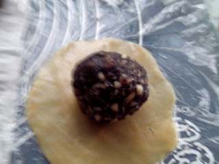 7、五仁月饼,将馅放上,