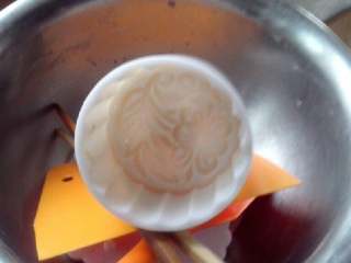 10、五仁月饼,这是我的月饼模子,是100克的。定型的时候往模子里面刷点油,容易脱模。