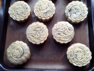 11、五仁月饼,定型好了,上面的材料正好做10个