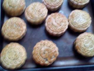 12、五仁月饼,烤箱预热180度烤5分钟,后取出,上面刷蛋液继续烤15分钟,这就是刚刚出炉的月饼,放两天后在吃,又好看又好吃。