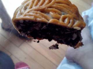 13、五仁月饼,看看这就是两天后的月饼,颜色很好吧,比刚出炉的看着诱人吧!馅里有黑芝麻粉所以有点黑啊,但是味道是非常好啊!