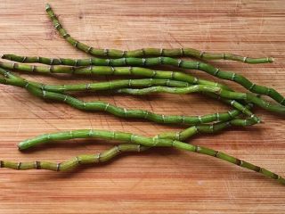 3、鲜铁皮石斛汁,徒手剥去石斛的外皮，节省时间也可以前一天晚上剥好皮