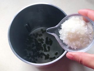 11、鲜铁皮石斛汁,加入碎冰糖