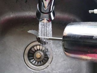 14、鲜铁皮石斛汁,刀头和内胆要立即用清水冲洗干净，不然铁皮石斛的胶质会凝固很难清洗