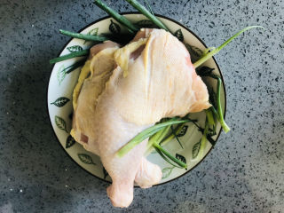 1、成本低廉,制作简单的照烧鸡腿,鸡腿2个。