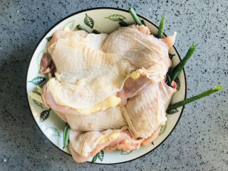 2、成本低廉,制作简单的照烧鸡腿,利用厨房剪和刀剔除骨头。