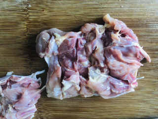 3、成本低廉,制作简单的照烧鸡腿,鸡皮朝下,用刀在鸡肉上划两刀,以防后续煎制过程中肉收缩后卷翘起来。