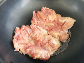 4、成本低廉,制作简单的照烧鸡腿,冷锅冷油,鸡皮朝下放入鸡腿肉。