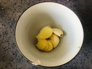 5、成本低廉,制作简单的照烧鸡腿,姜切片,和蒜放一起准备好。