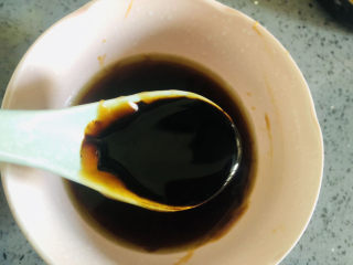 8、成本低廉,制作简单的照烧鸡腿,生抽一勺,老抽一勺调匀,碗汁提前准备好。