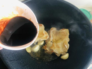 11、成本低廉,制作简单的照烧鸡腿,放入调好的碗汁。