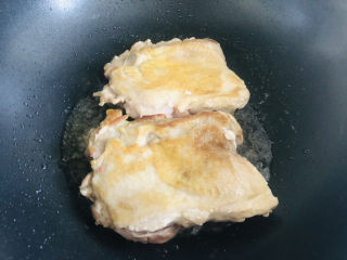 9、成本低廉,制作简单的照烧鸡腿,鸡皮煎到金黄翻面,全程小火煎。