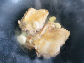 10、成本低廉,制作简单的照烧鸡腿,放入蒜瓣和姜片。