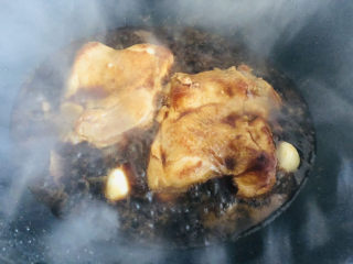 12、成本低廉,制作简单的照烧鸡腿,倒入适量热水盖住鸡腿。