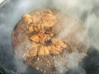 13、成本低廉,制作简单的照烧鸡腿,水还剩余一半的时候加入冰糖,冰糖上色更漂亮,没有冰糖用白糖代替。