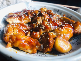 14、成本低廉,制作简单的照烧鸡腿,收汁不要收光,剩余一些拌米饭特别棒!出锅了切开装盘。