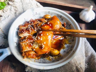 15、成本低廉,制作简单的照烧鸡腿,可以撒点白芝麻装饰。趁热吃,鸡腿超级嫩呀!