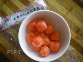 2、广式蛋黄月饼,鲜蛋黄是要冷冻保存的,拿出来自然解冻,解冻完,用油泡三到五小时,这样做吃的时候更松沙。泡好鸭蛋黄已经油汪汪的了