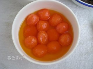 3、广式蛋黄月饼,解冻完,用油泡三到五小时,这样做吃的时候更松沙。泡好鸭蛋黄已经油汪汪的了