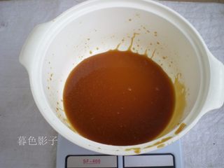5、广式蛋黄月饼,自家熬的糖浆和植物油放在一起搅打融合,