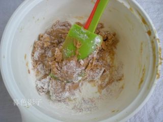 7、广式蛋黄月饼,用硅胶刀翻拌到无干粉