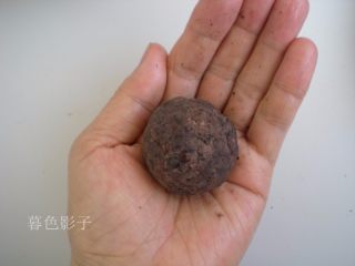 11、广式蛋黄月饼,双手合十慢慢的团几下豆沙就均匀了