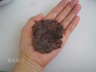 9、广式蛋黄月饼,取一个取一个豆沙馅按扁豆沙馅按扁