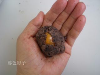 10、广式蛋黄月饼,包一个蛋黄,用手往上推豆沙就合拢了