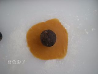 14、广式蛋黄月饼,擀压的时候,四边薄一些,包上馅料