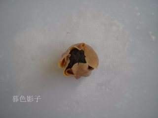 15、广式蛋黄月饼,收上口这步骤需要耐心了。慢慢的捏面一定要均匀