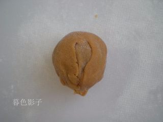 16、广式蛋黄月饼,捏好基本是这样的。