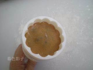 18、广式蛋黄月饼,放进模具里边,按压一下四边,这样边的花纹很清晰,底部一定有按平,不然月饼会偏。