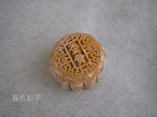 19、广式蛋黄月饼,直接倒扣在铺油纸的烤盘里,是不是也很有型