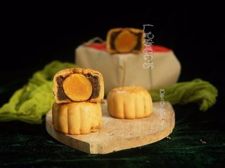 24、广式蛋黄月饼,分享蛋黄月饼