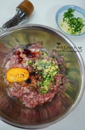 1、鲜肉月饼,将除油外的其他肉馅材料加入盆中，鸡蛋不要像图片这个一次性的加进去，加到肉馅能吸收进去就行。