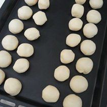 3、鲜肉月饼,醒好的水油皮分成25g一个的小份搓圆，油酥分成，21g一个小份搓圆。用保鲜膜盖住防止变干。