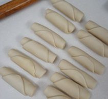 7、鲜肉月饼,然后卷起来，收口朝上，盖保鲜膜松弛10分钟。