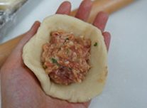 9、鲜肉月饼,擀圆，包入肉馅。