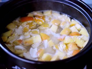 11、一碗汤+苹果百合酒酿蛋花羹,继续小火慢慢炖煮2分钟左右