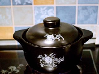 9、一碗汤+苹果百合酒酿蛋花羹,盖上锅盖烧开后转小火慢慢炖10分钟后