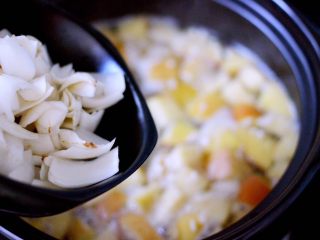 10、一碗汤+苹果百合酒酿蛋花羹,打开锅盖倒入新鲜百合