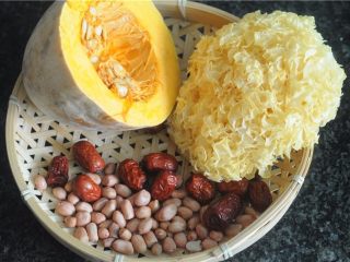 1、银耳南瓜补血汤,各种食材准备好