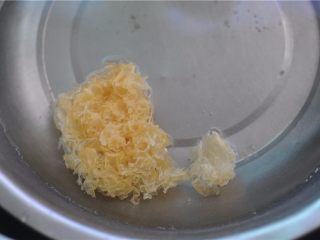 2、银耳南瓜补血汤,银耳温水泡发30分钟