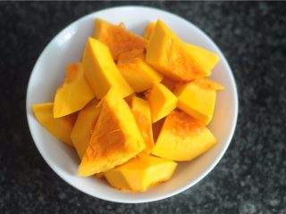 3、银耳南瓜补血汤,南瓜去芯去皮切成滚刀块