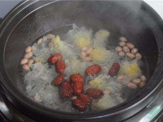 7、银耳南瓜补血汤,放红枣再煮5分钟