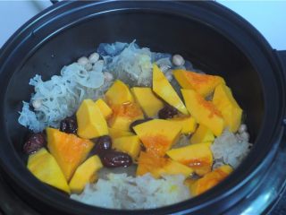 9、银耳南瓜补血汤,混合均匀