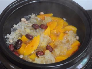 10、银耳南瓜补血汤,煮至南瓜变软即可