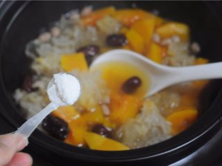 11、银耳南瓜补血汤,出锅前加入少许盐调味