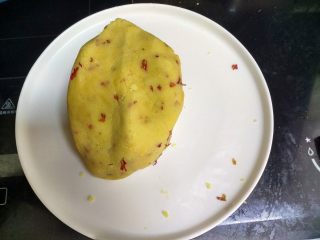 9、绿豆糕,等皮绿豆泥降温后，把皮绿豆泥弄成一个泥团。